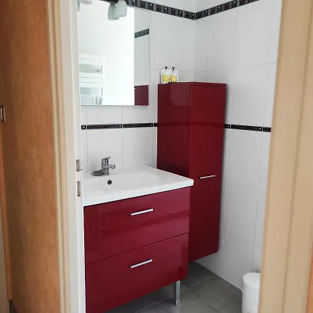 Maison d'hôtes F2 Privatif Avec Et Salle De Bain Privées Et Séparées Chez L Habitant Nous Aimons L Appeler Le Studio, Mais Il S Agit D' Un Petit F2 Avec Séparée Ainsi Que La Salle De Bain Et Les Toilettes, Il Y A Une Petite Terrasse Privée *