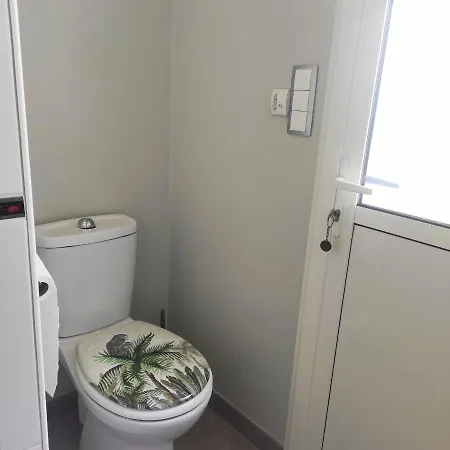 F2 Privatif Avec Et Salle De Bain Privées Et Séparées Chez L Habitant Nous Aimons L Appeler Le Studio, Mais Il S Agit D' Un Petit F2 Avec Séparée Ainsi Que La Salle De Bain Et Les Toilettes, Il Y A Une Petite Terrasse Privée Maison d'hôtes Saint-Gervais (Vendee)
